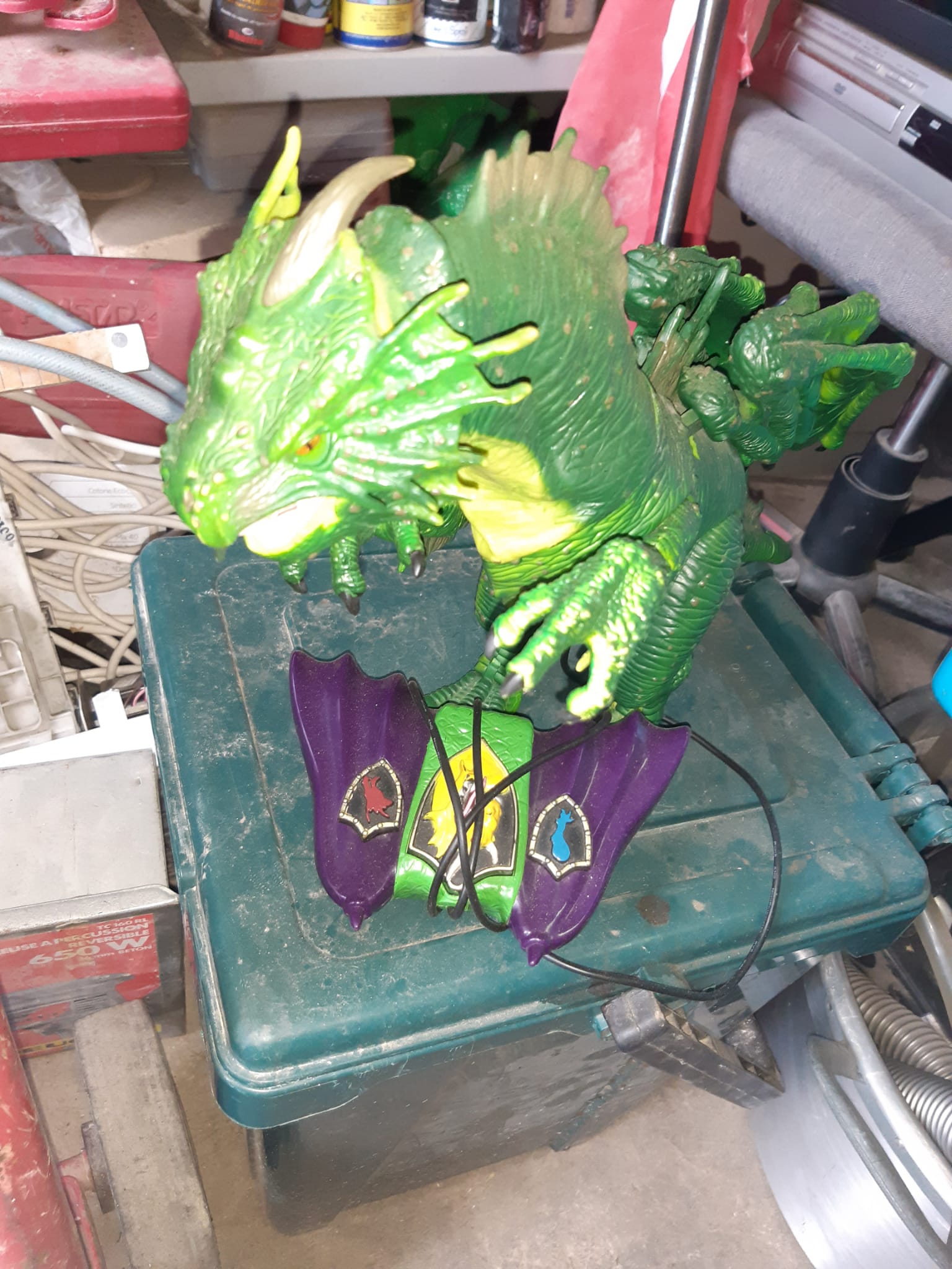 Dragón de juguete con mando