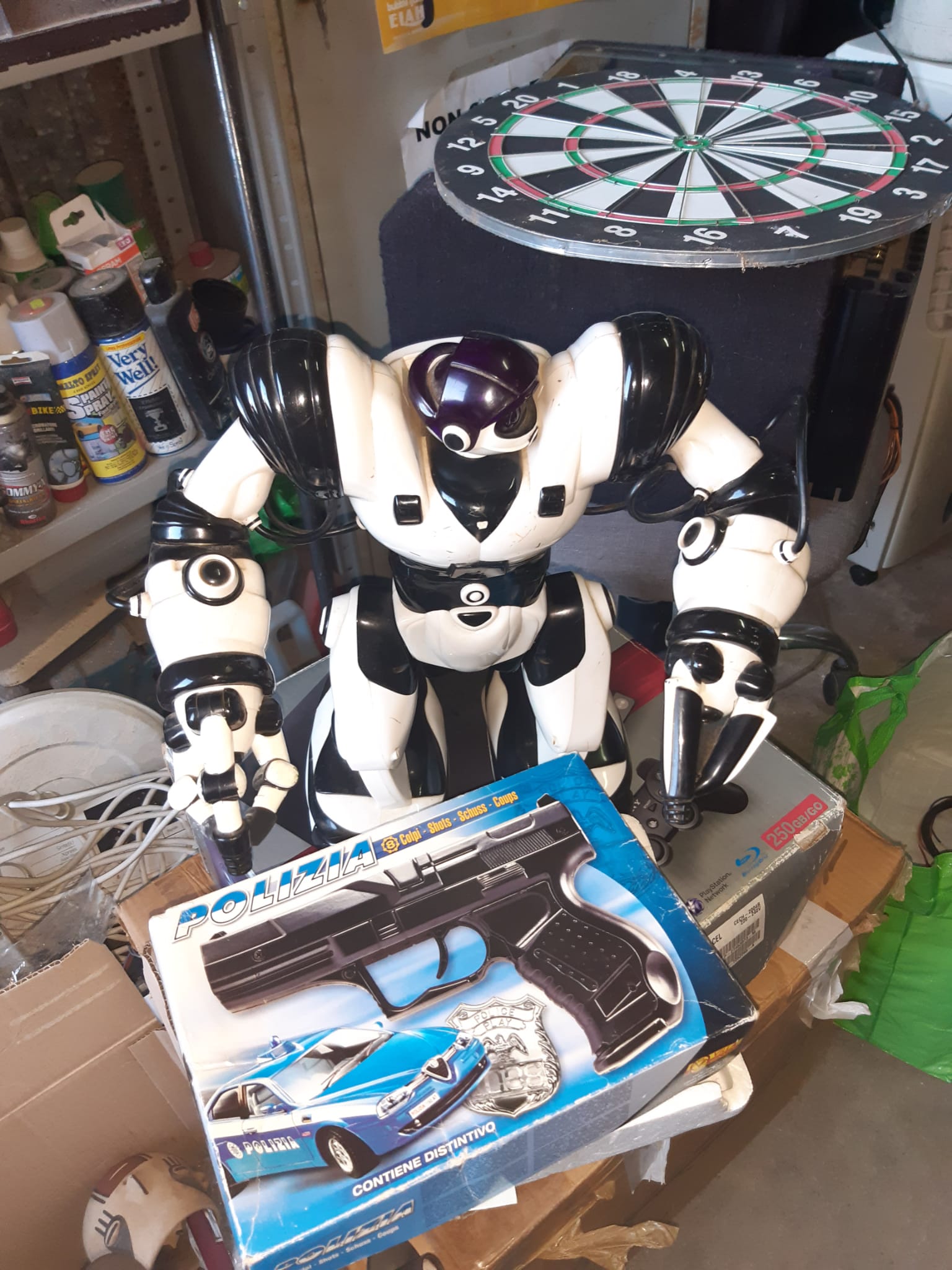 Robot de juguete blanco y negro